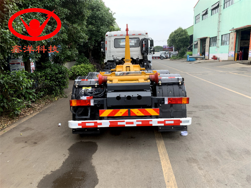 25噸東風(fēng)天錦勾臂垃圾車